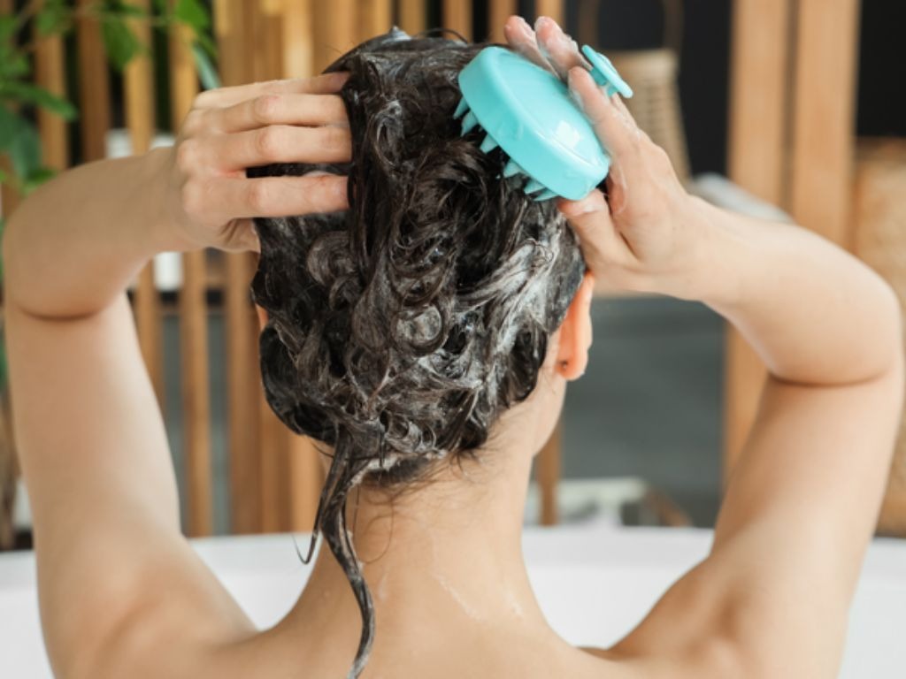 Goi dau dung cach giup dau goi phuc hoi toc hoat dong hieu qua